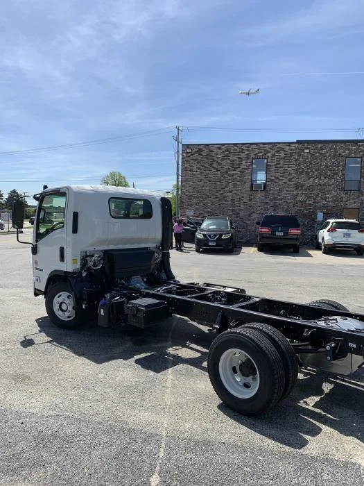 2025 Isuzu NPR - image 7