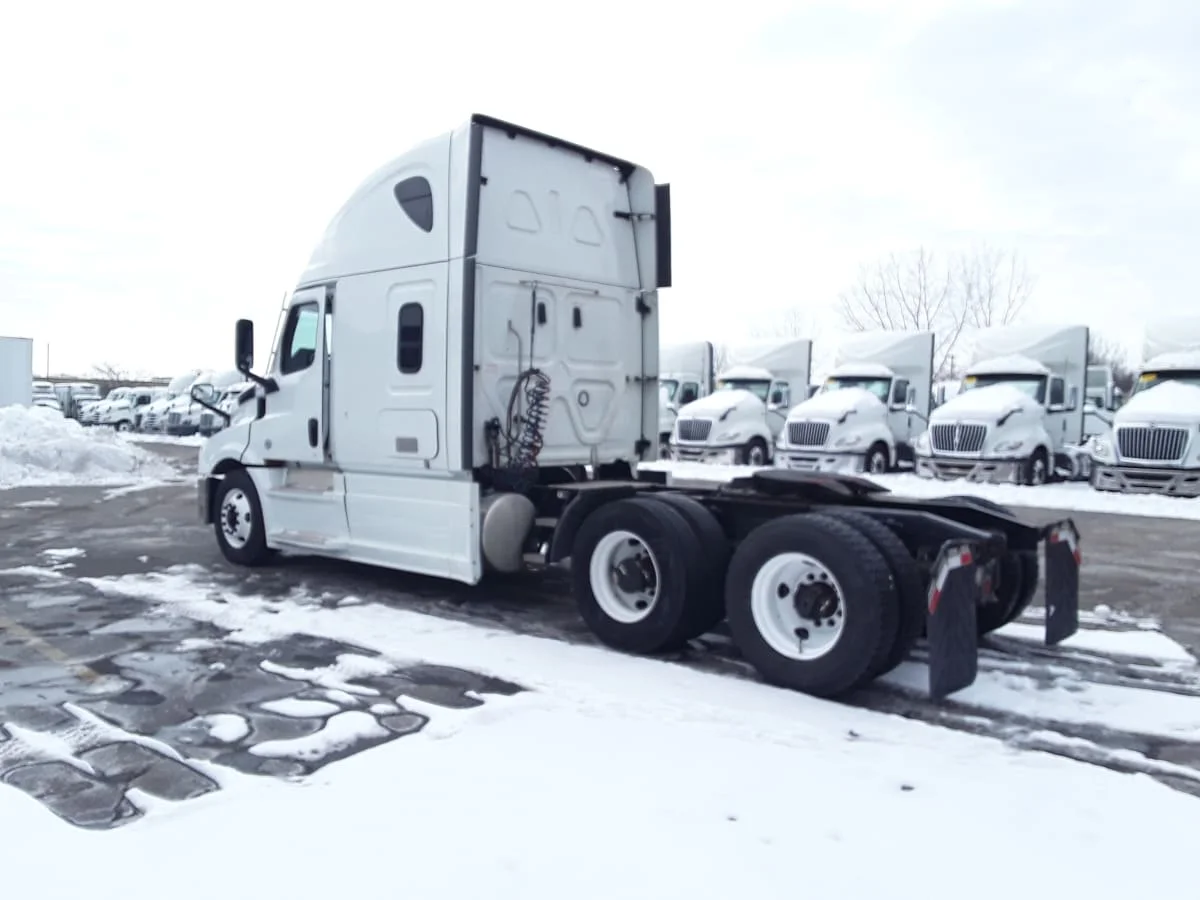 2021 Freightliner Cascadia in Hilliard, OH — photo 6