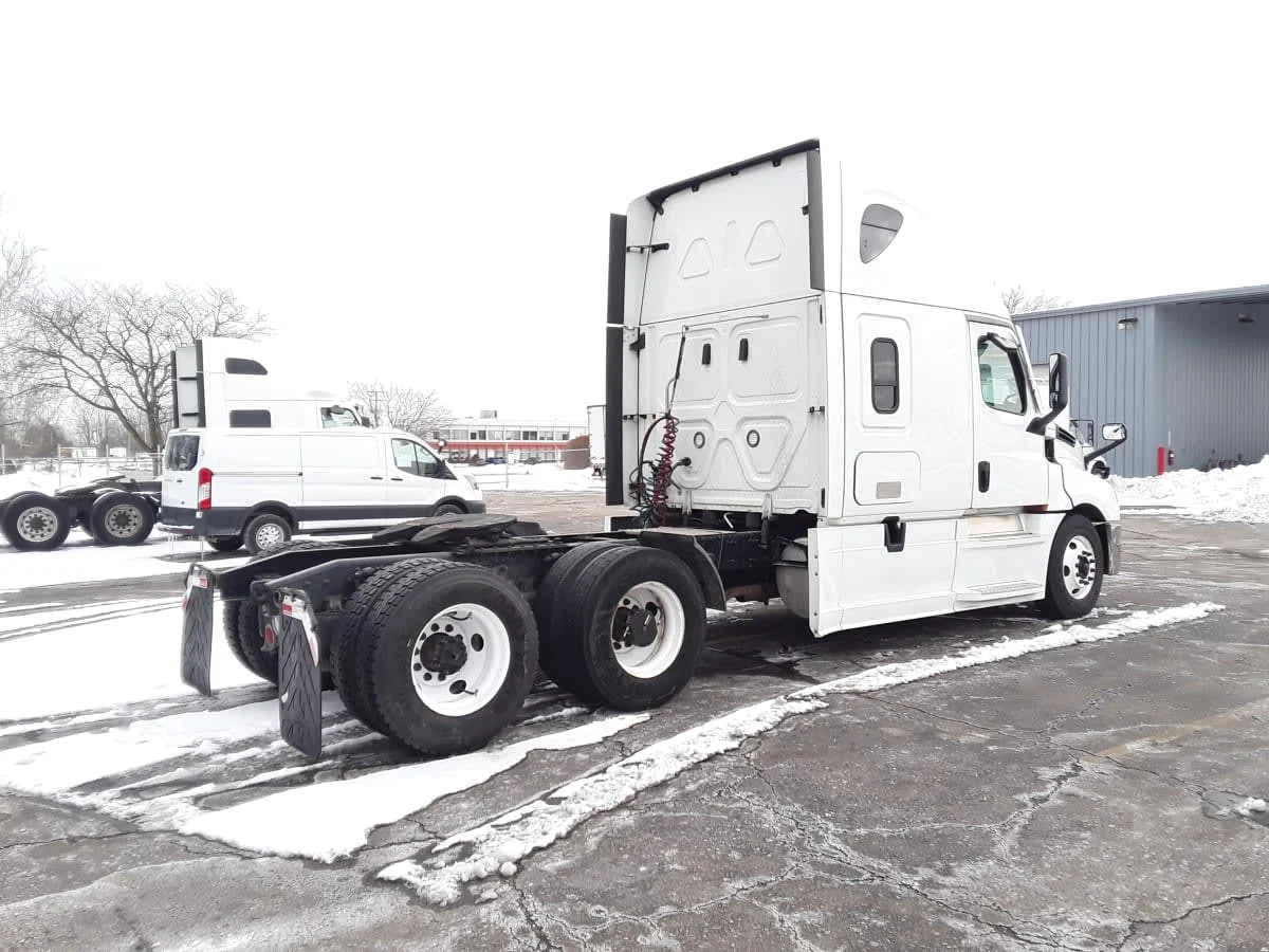 2021 Freightliner Cascadia in Hilliard, OH — photo 4