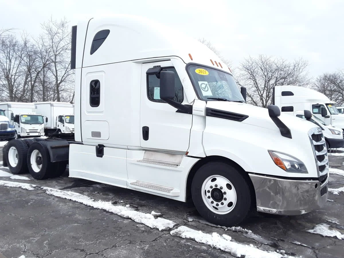 2021 Freightliner Cascadia in Hilliard, OH — photo 3