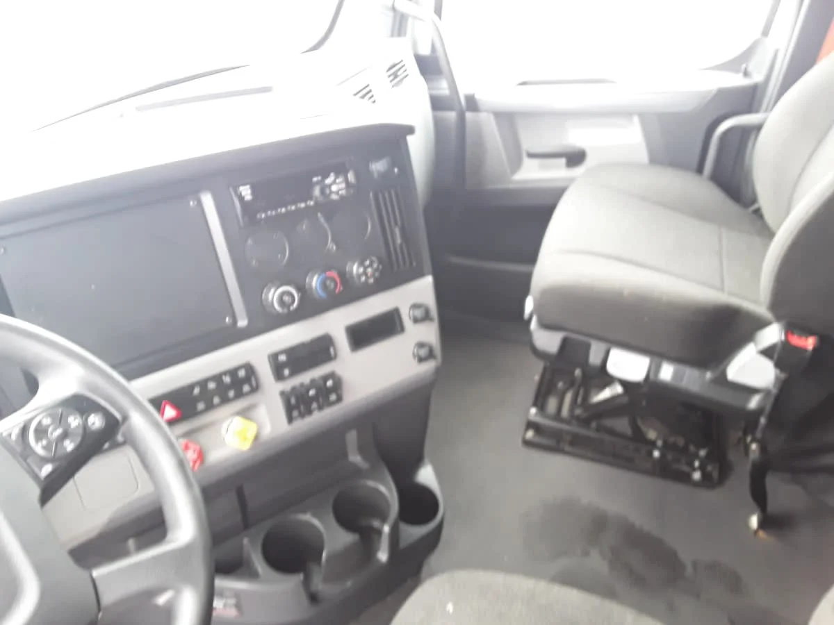 2021 Freightliner Cascadia in Hilliard, OH — photo 7