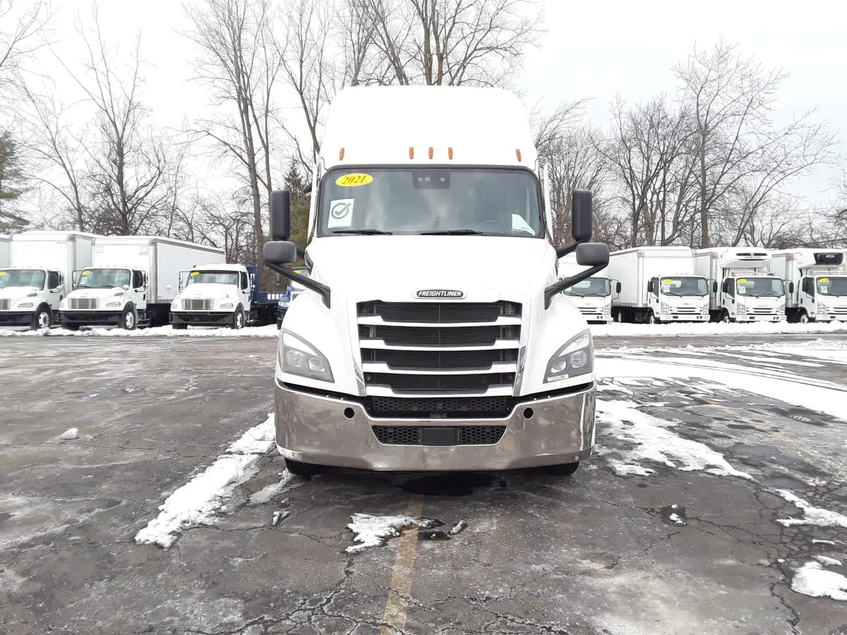 2021 Freightliner Cascadia in Hilliard, OH — photo 2