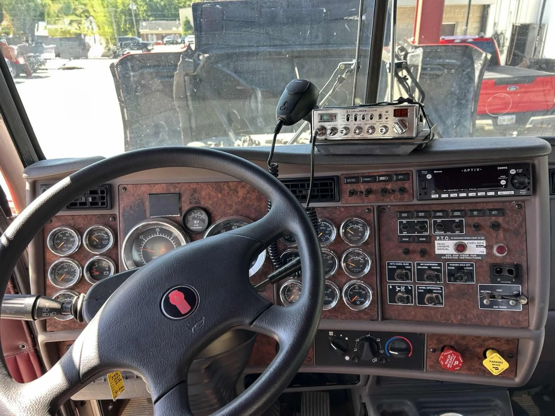 2005 Kenworth in Youngstown, OH — photo 9