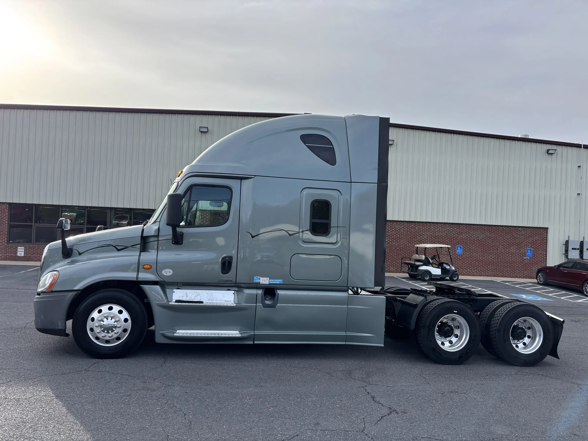 2016 Freightliner Cascadia - image 2