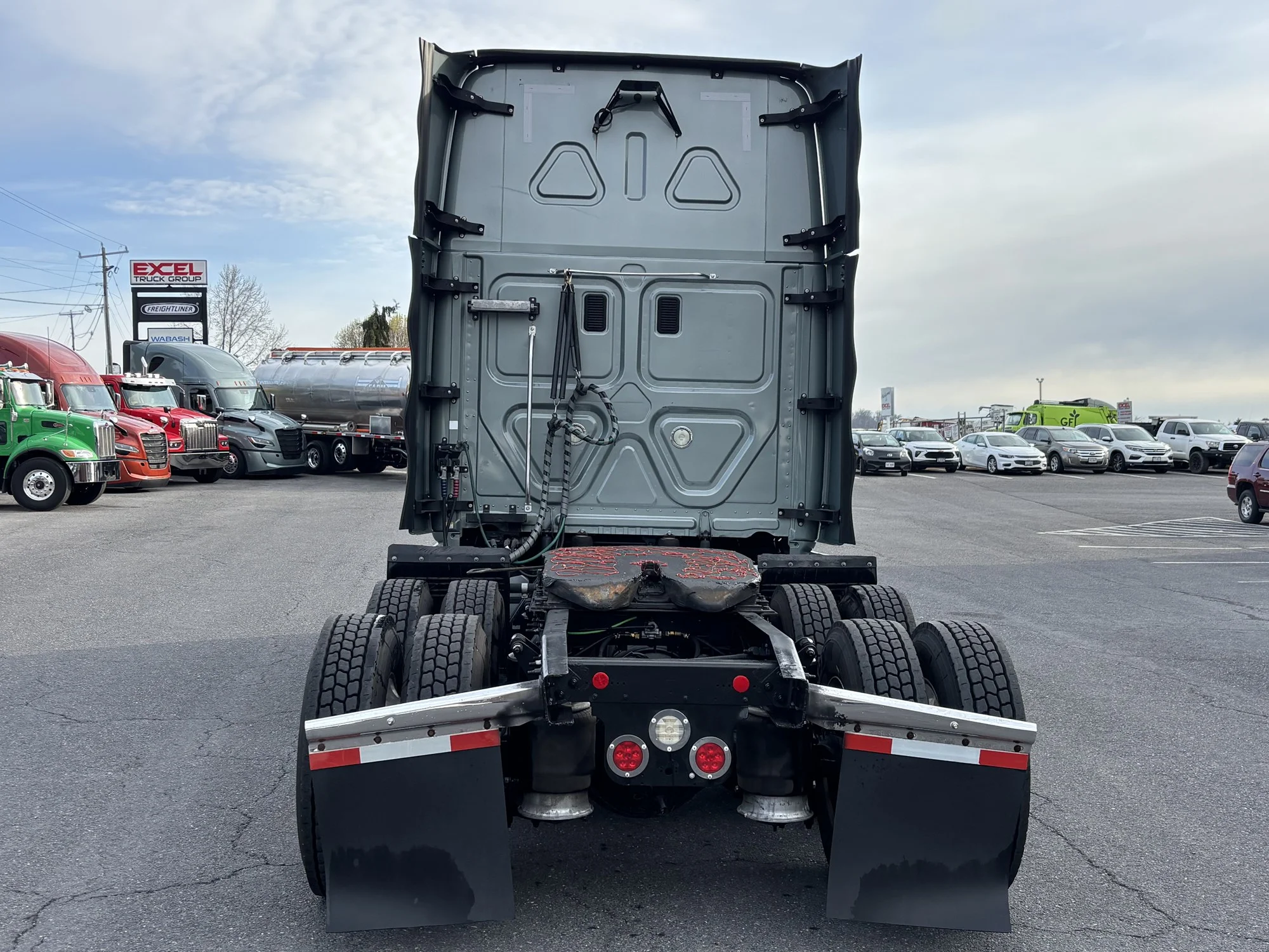 2016 Freightliner Cascadia - image 4