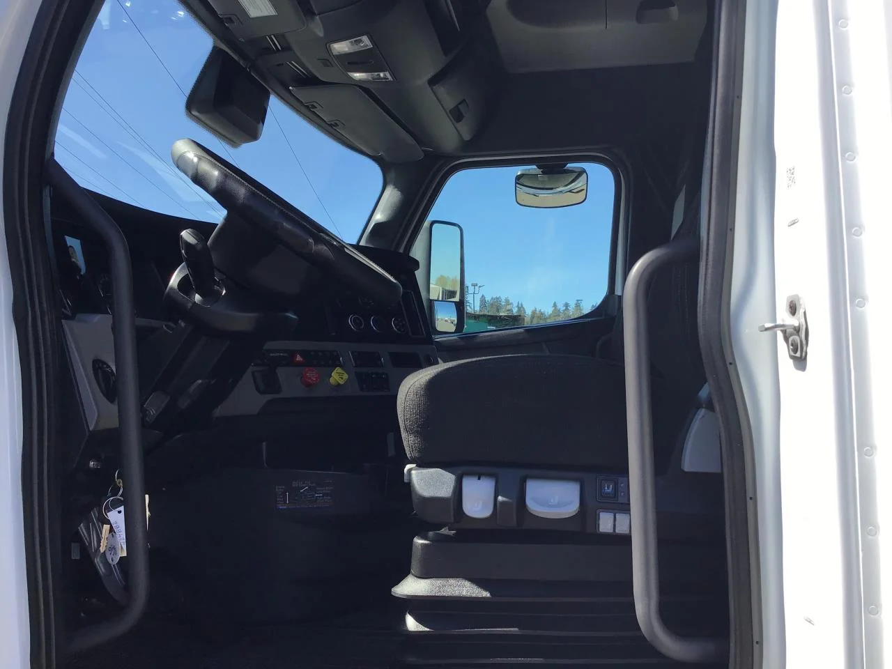 2024 Freightliner Cascadia in Pacific, WA — photo 5