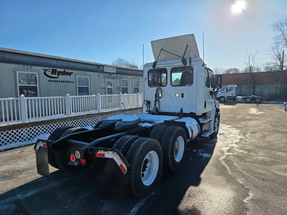 2018 Freightliner Cascadia - image 4