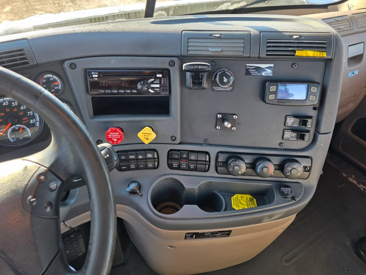 2018 Freightliner Cascadia - image 10