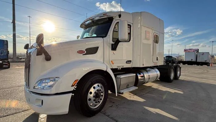 2022 Peterbilt 579 - image 2