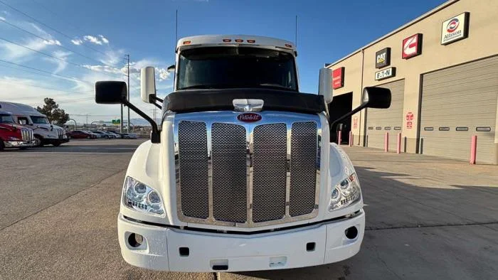 2022 Peterbilt 579 in El Paso, TX — photo 3