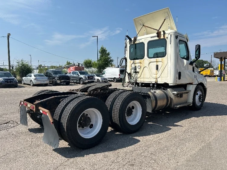 2019 Freightliner Cascadia in Flint, MI — photo 7