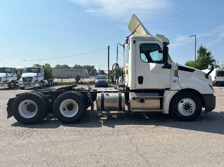 2019 Freightliner Cascadia in Flint, MI — photo 8