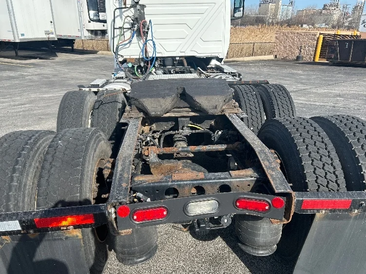 2019 International LT - image 6