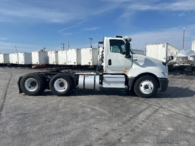 2019 International LT - image 8