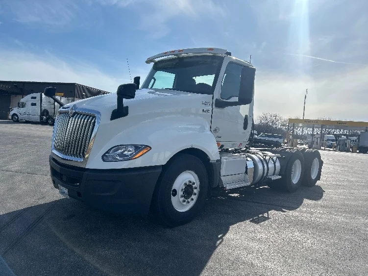 2019 International LT - image 3