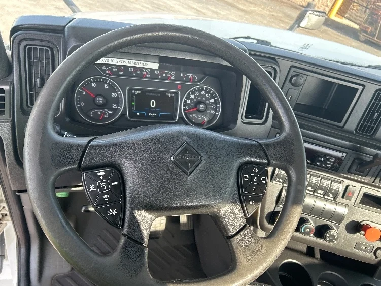 2019 International LT - image 10