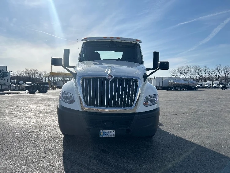 2019 International LT - image 2