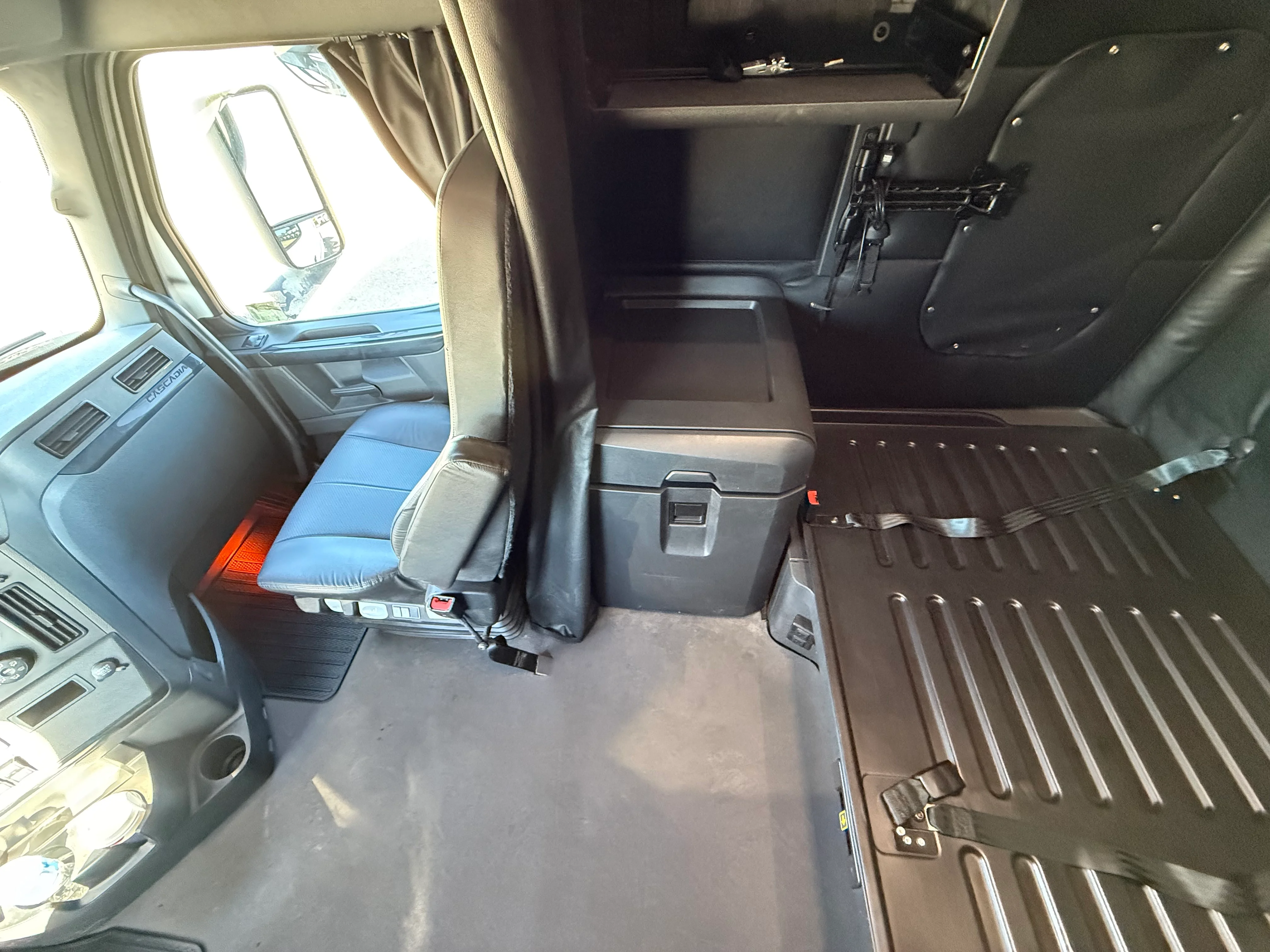 2023 Freightliner Cascadia in San Diego, CA — photo 18