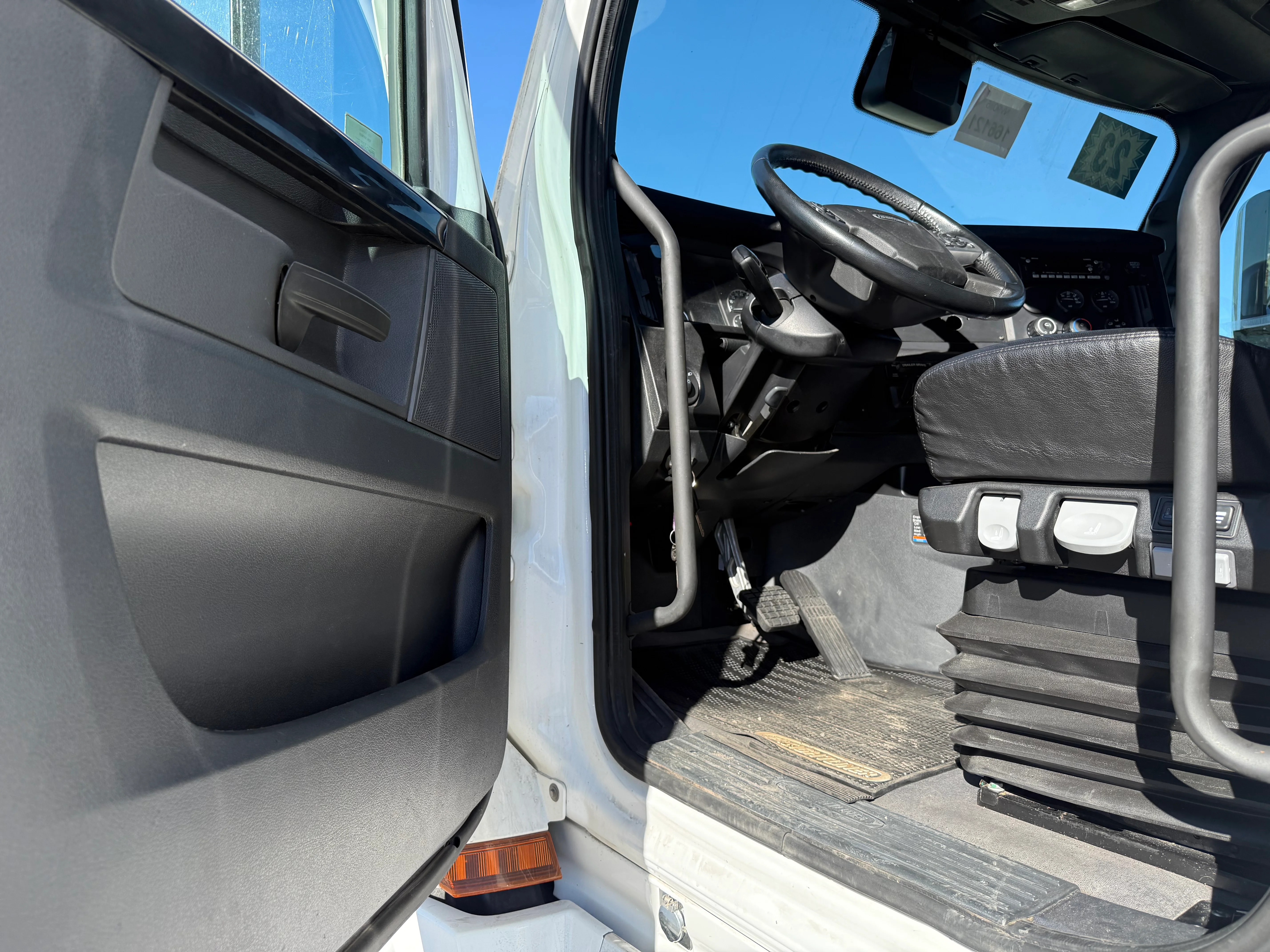 2023 Freightliner Cascadia in San Diego, CA — photo 17