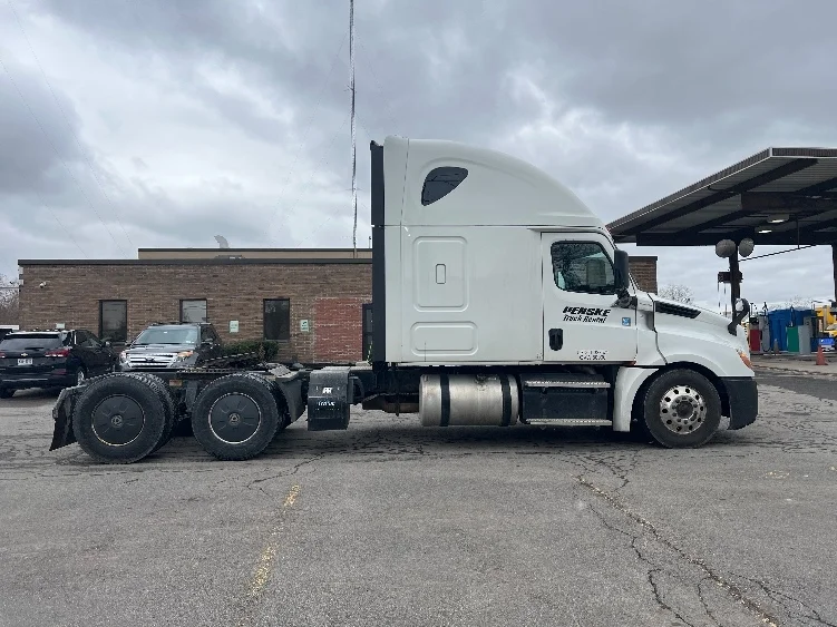 2020 Freightliner Cascadia - image 8