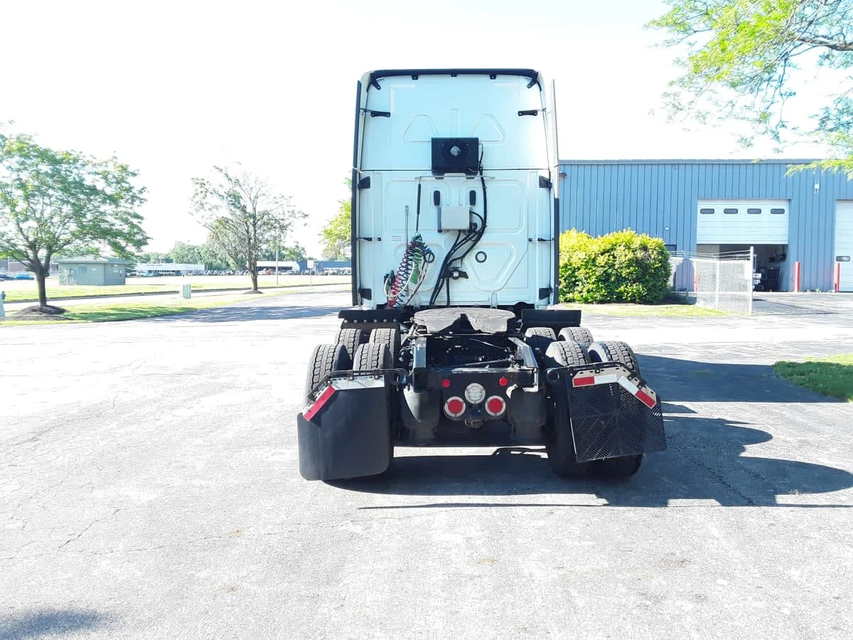 2023 Freightliner Cascadia in Hilliard, OH — photo 5