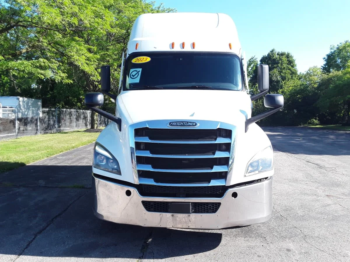 2023 Freightliner Cascadia in Hilliard, OH — photo 2