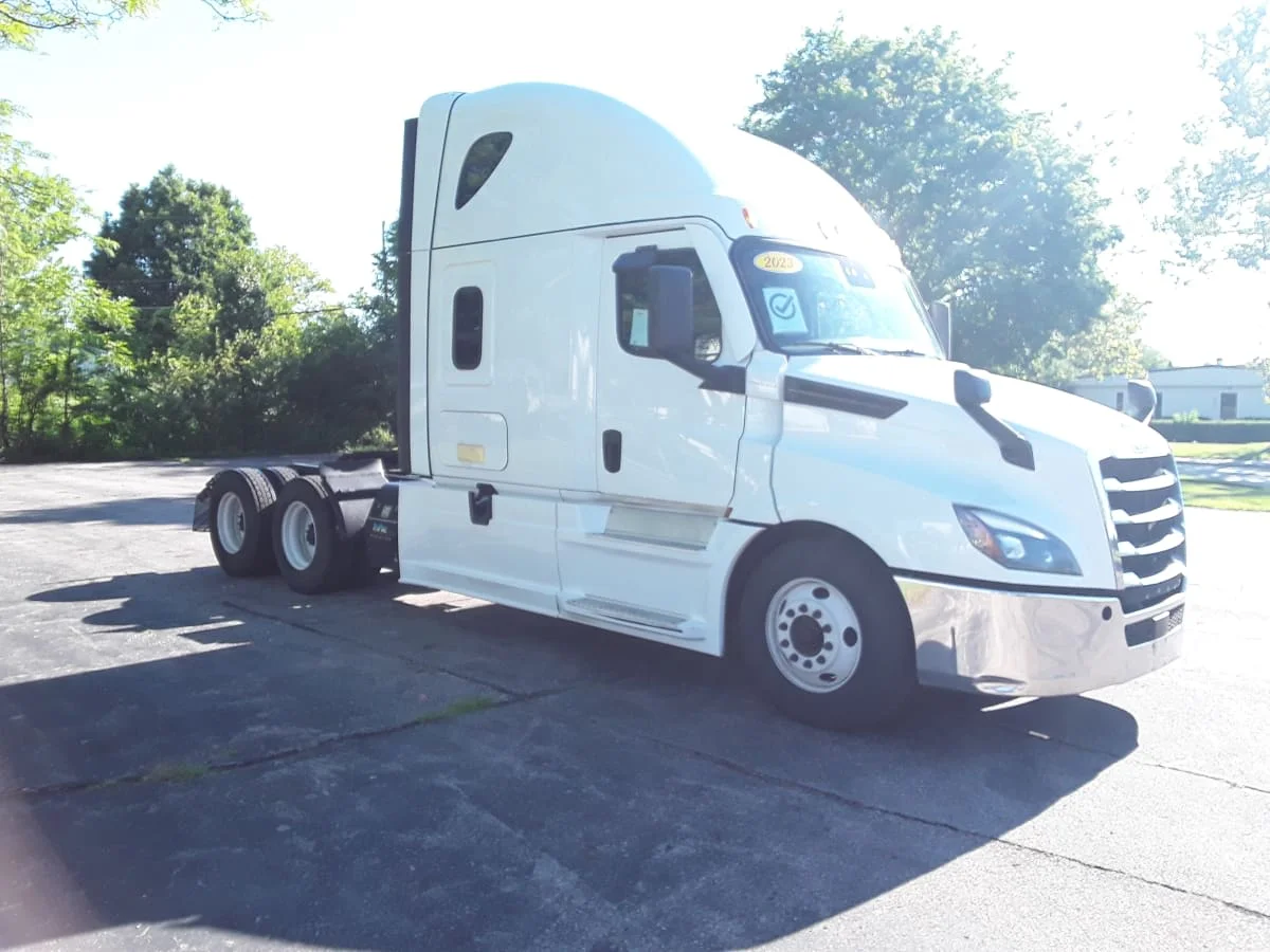 2023 Freightliner Cascadia in Hilliard, OH — photo 3