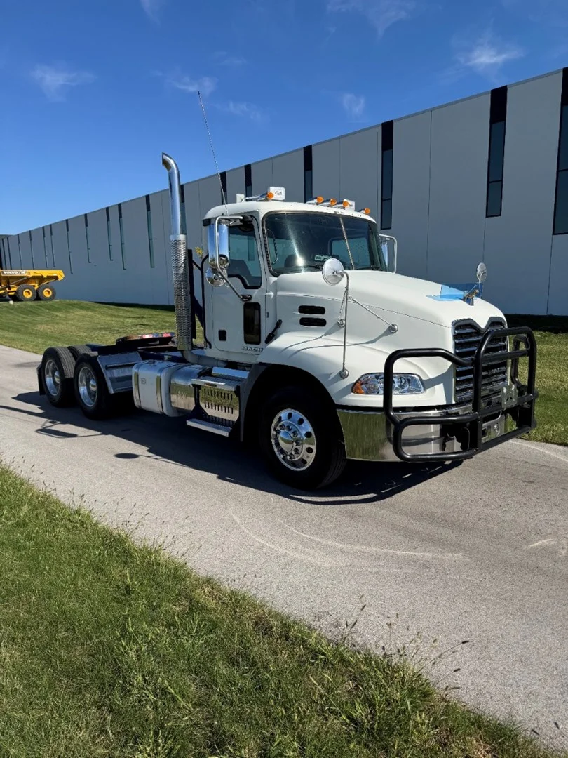 2017 MACK CXU613 - USED TRUCKS DAY CAB - image 8