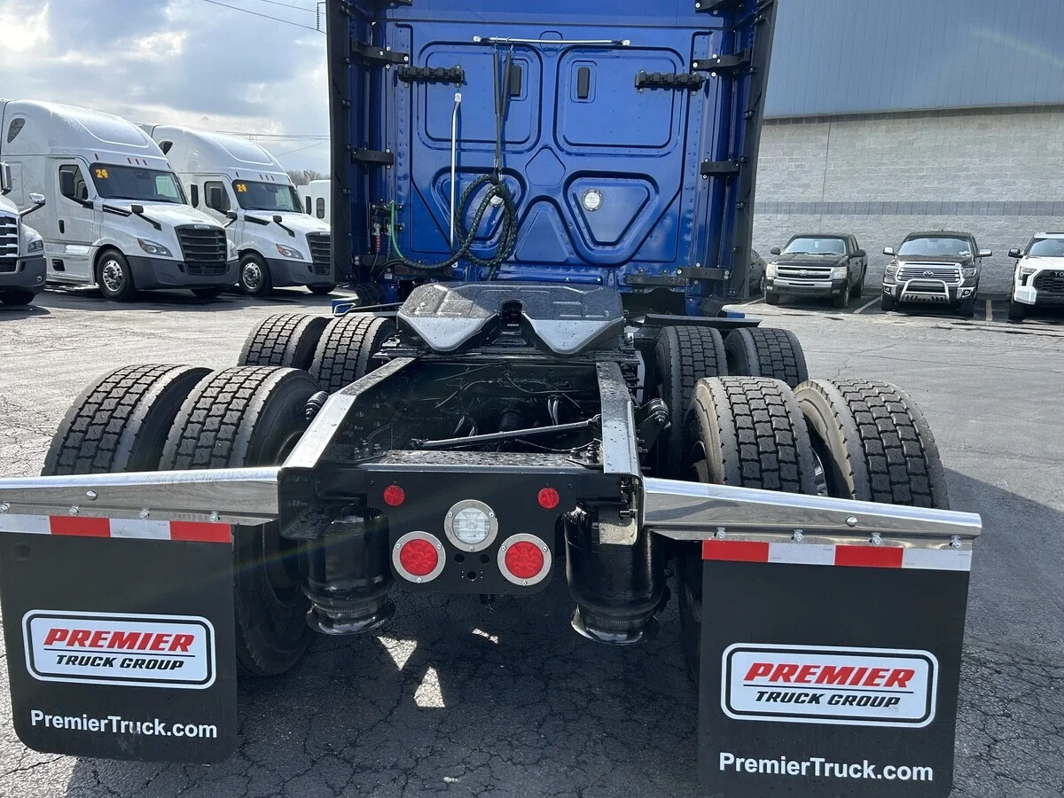 2023 Freightliner Cascadia - image 5