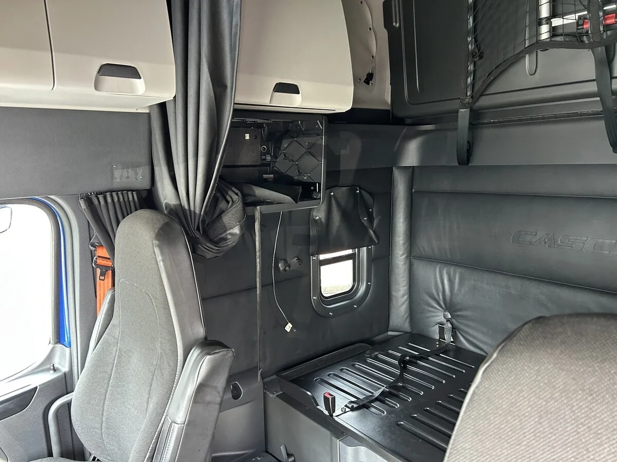 2023 Freightliner Cascadia - image 8