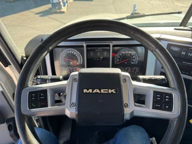 2021 Mack Pinnacle - image 15
