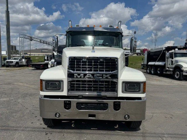 2021 Mack Pinnacle - image 2