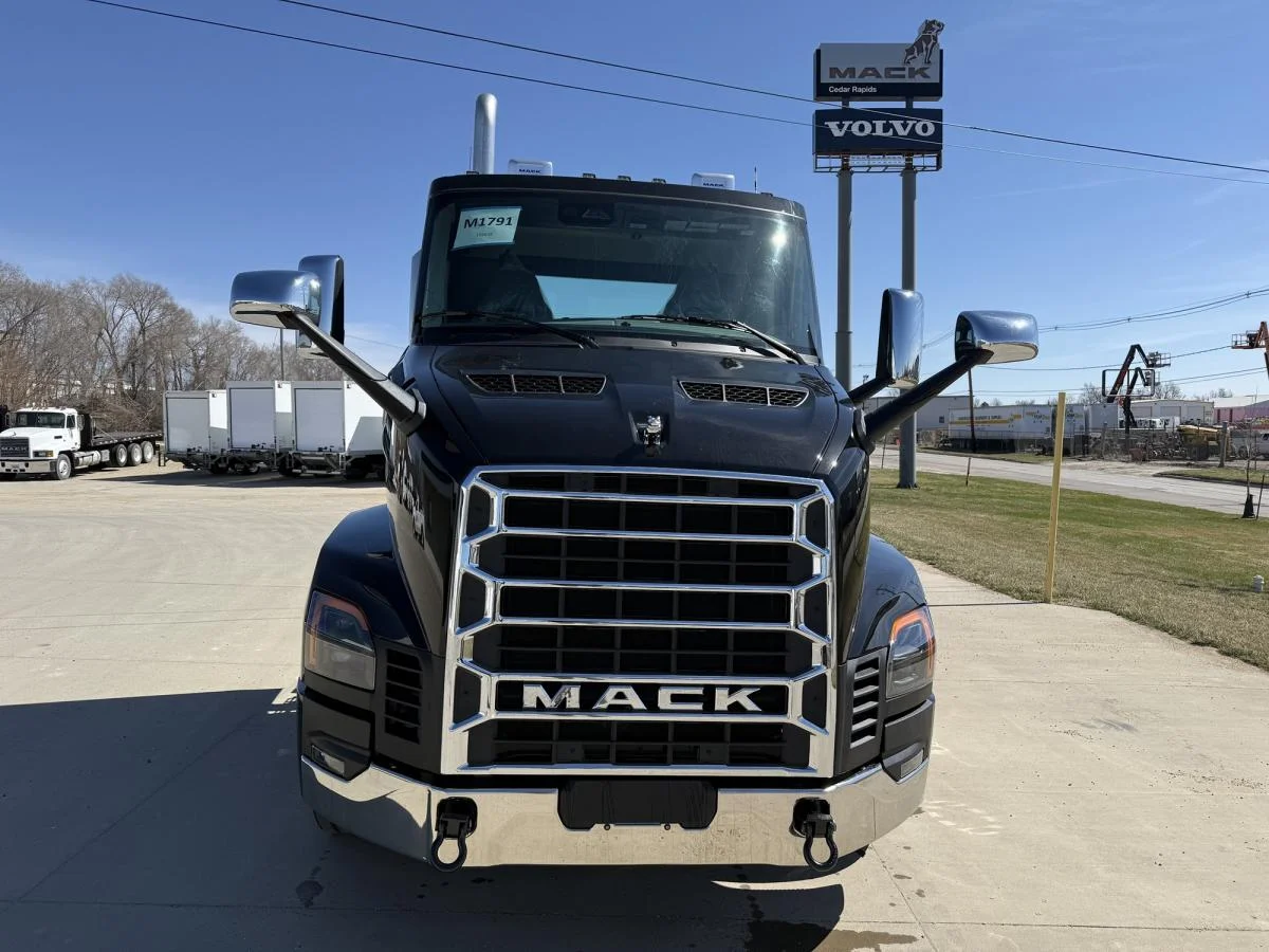 2027 Mack in Cedar Rapids, IA — photo 8