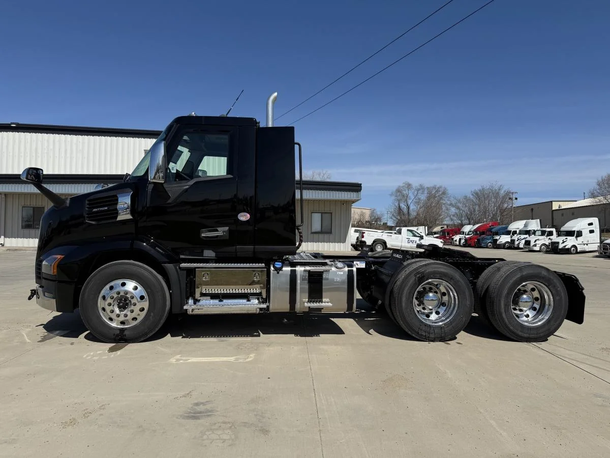 2027 Mack in Cedar Rapids, IA — photo 2