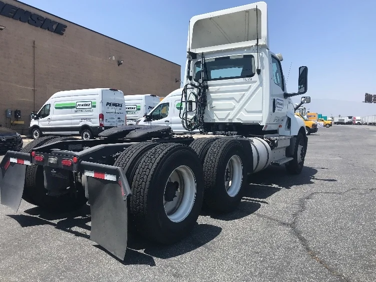 2020 International LT - image 7