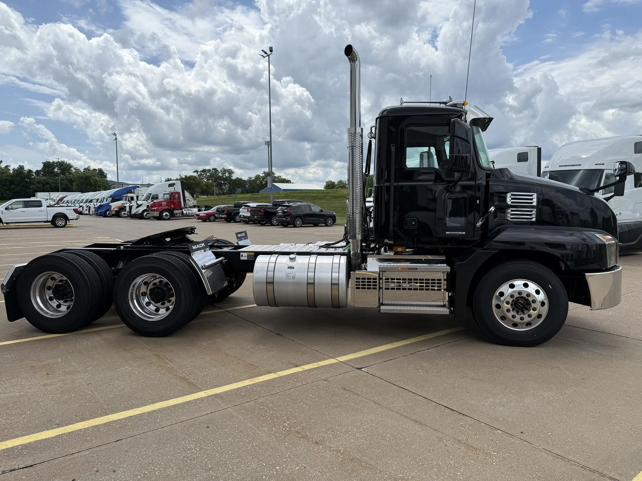 2026 Mack Anthem - image 4