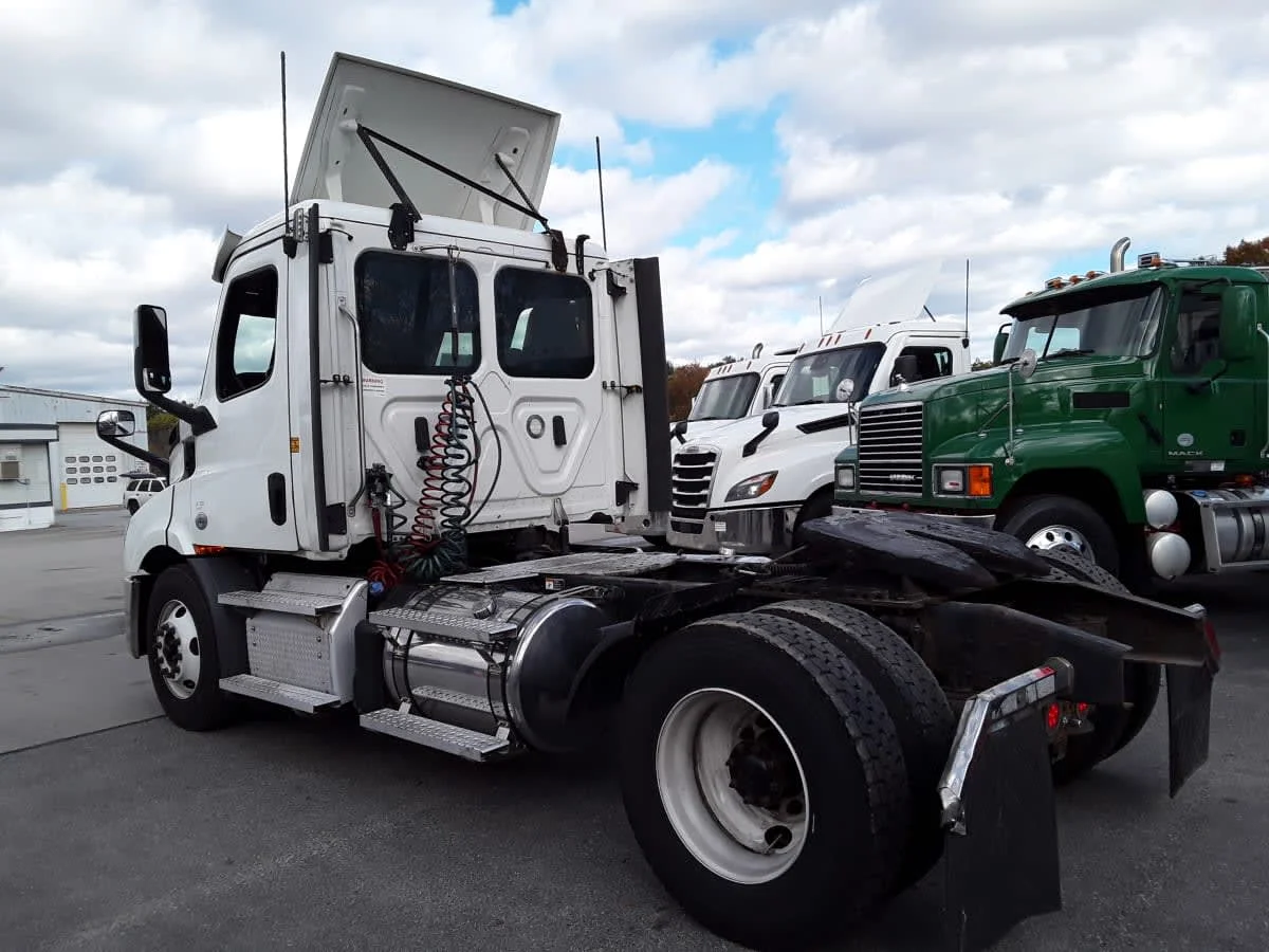 2020 Freightliner Cascadia - image 6