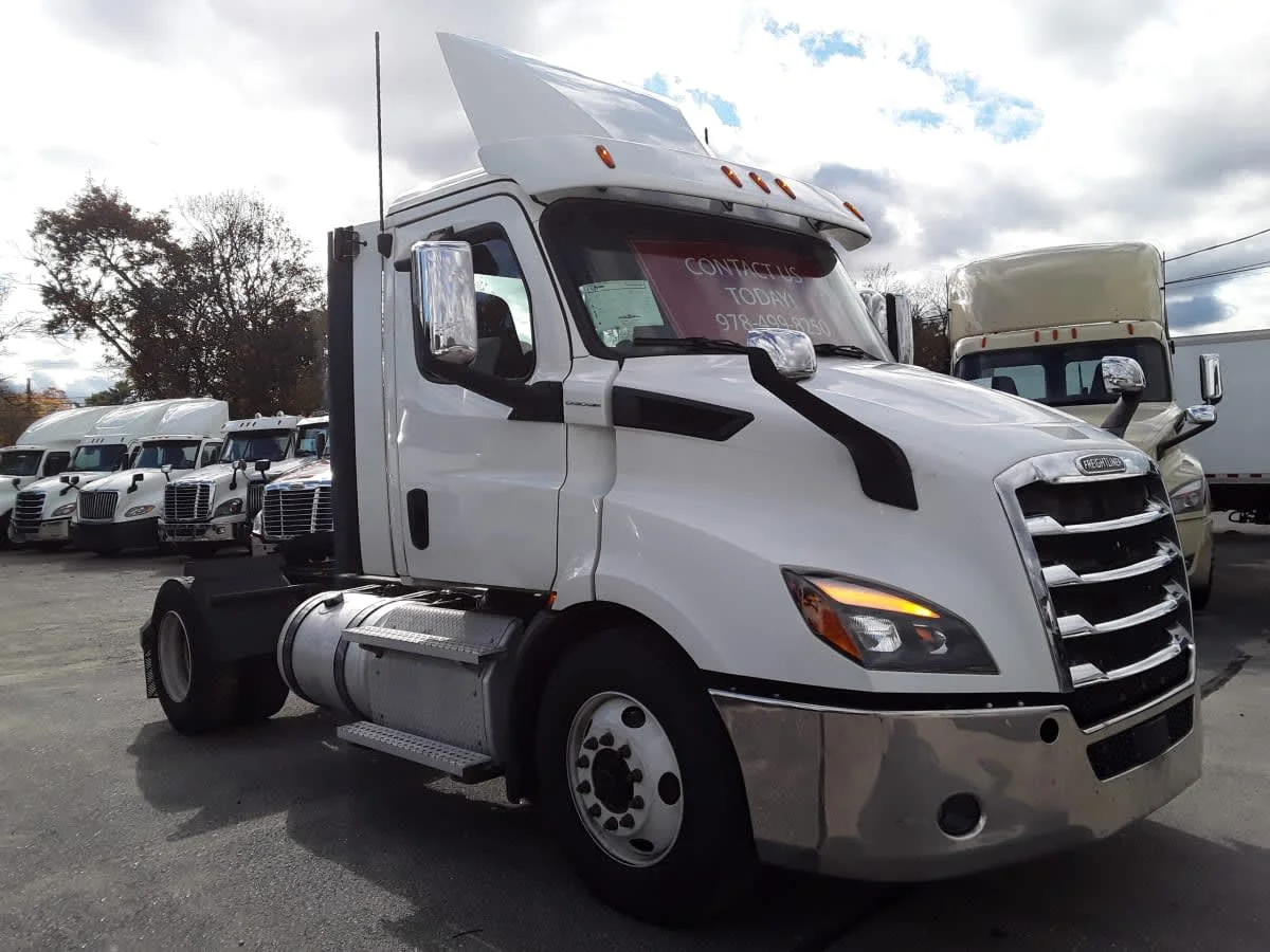 2020 Freightliner Cascadia - image 3