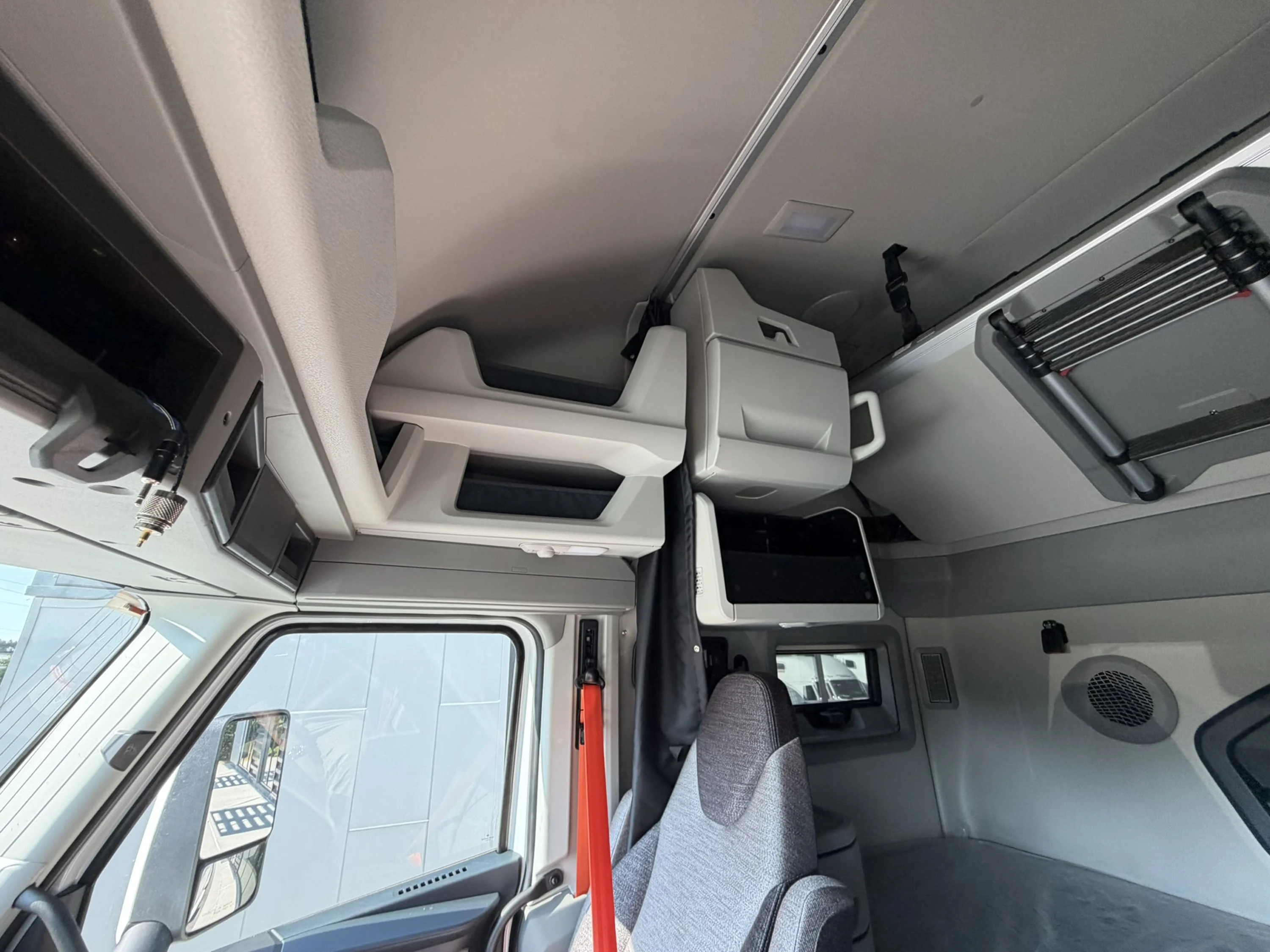 2027 Volvo VNL 660 — photo 13