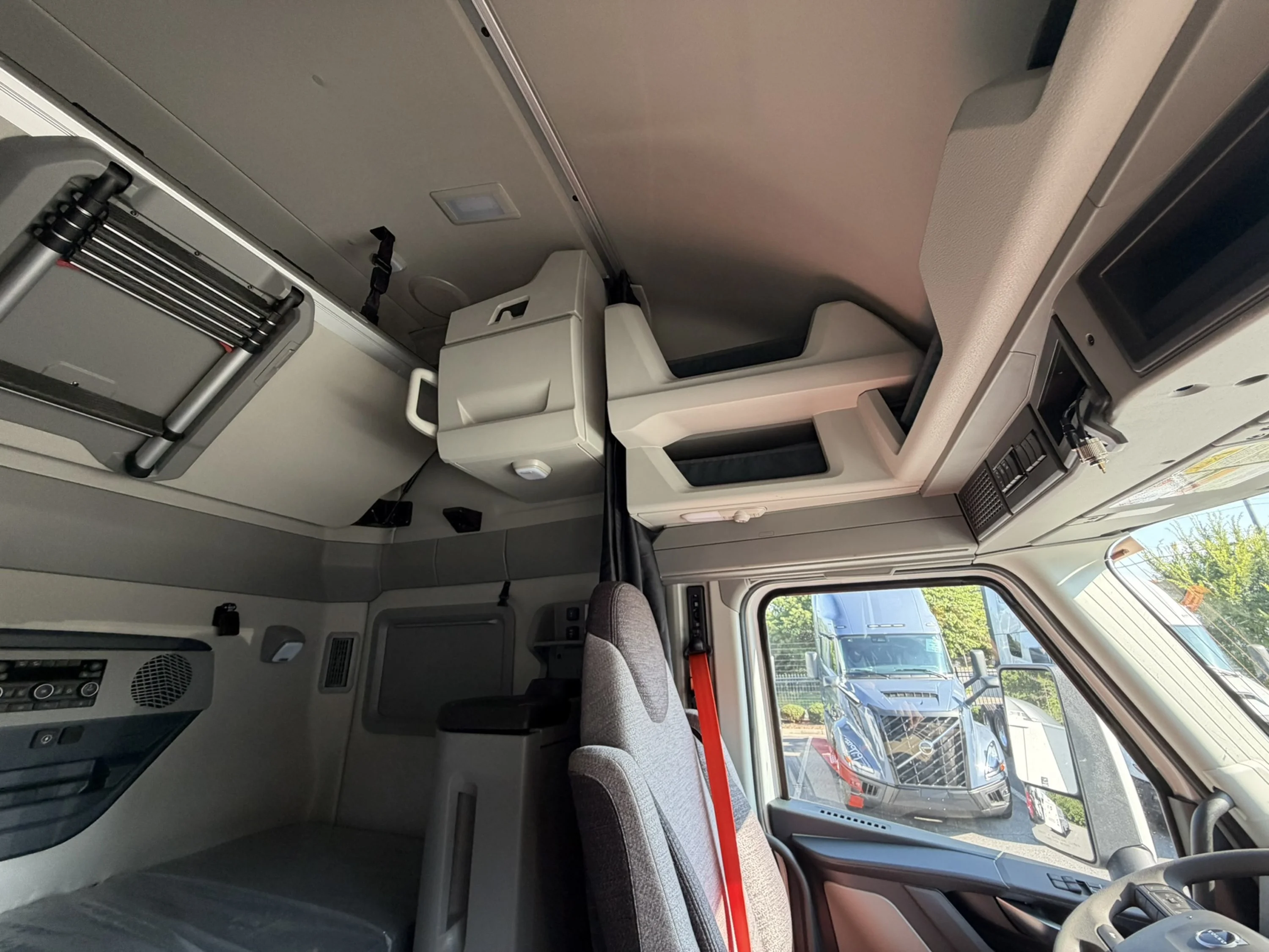 2027 Volvo VNL 660 — photo 10