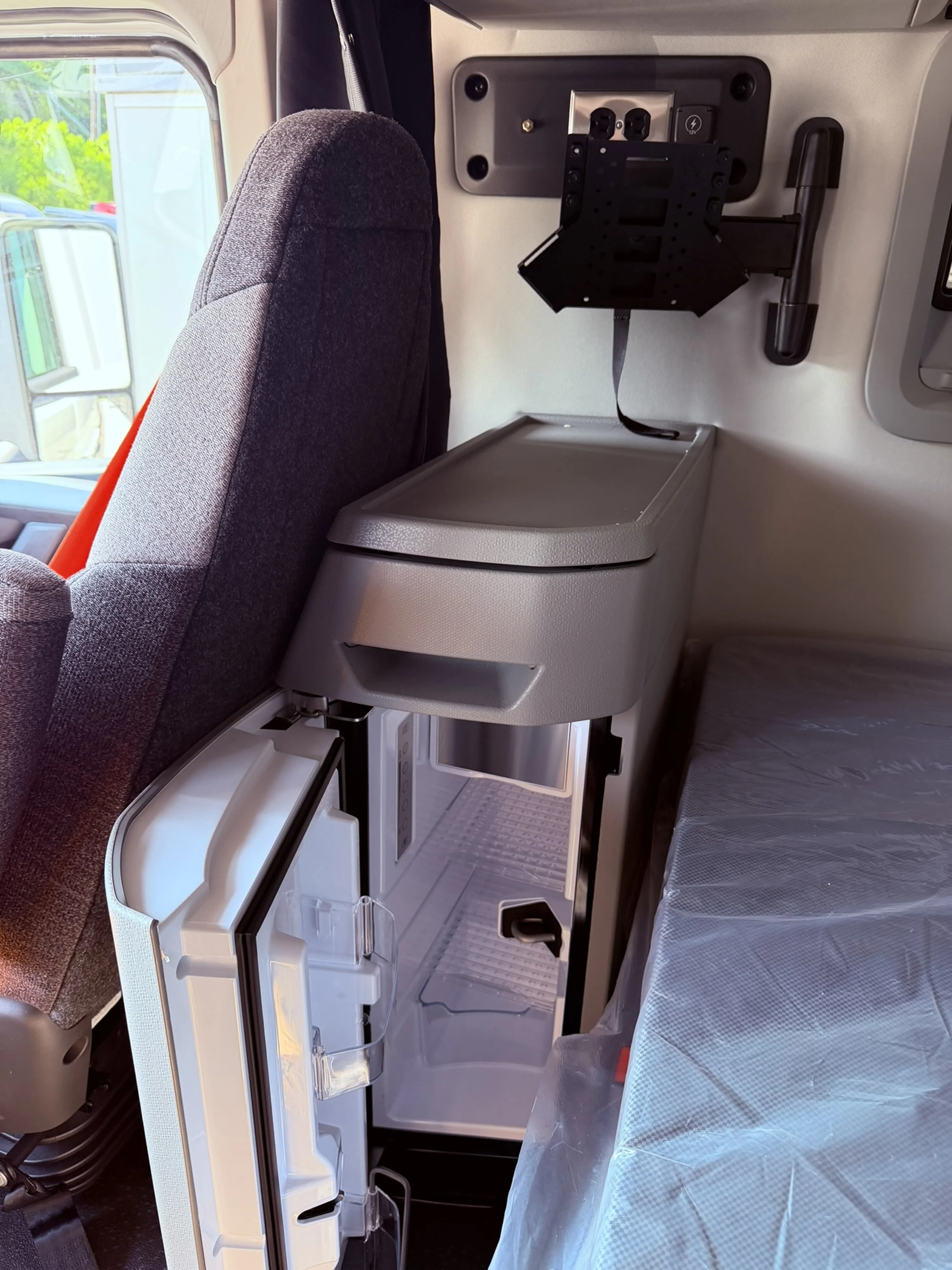 2027 Volvo VNL 660 — photo 15