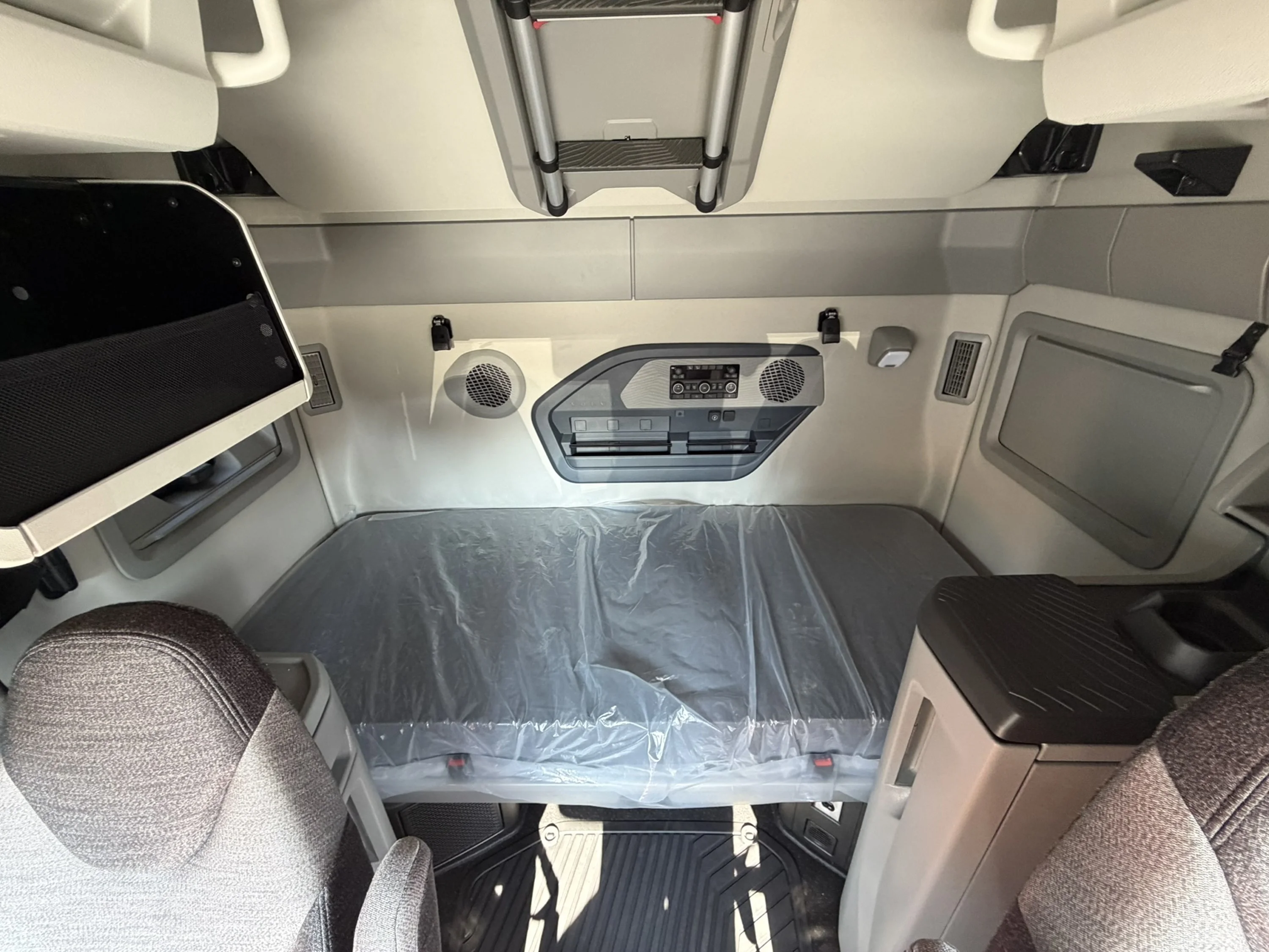 2027 Volvo VNL 660 — photo 11