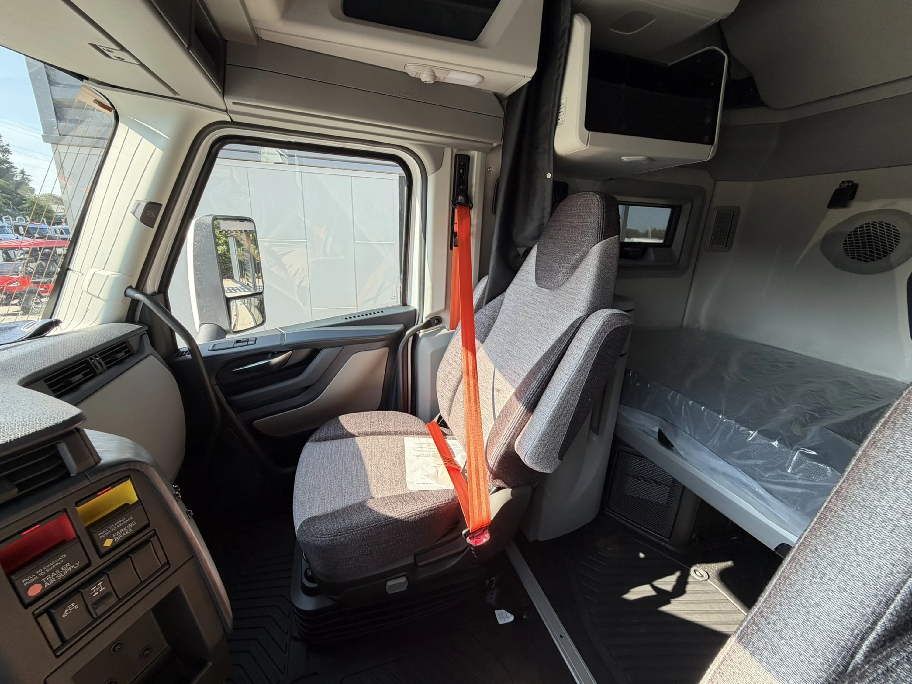 2027 Volvo VNL 660 — photo 12