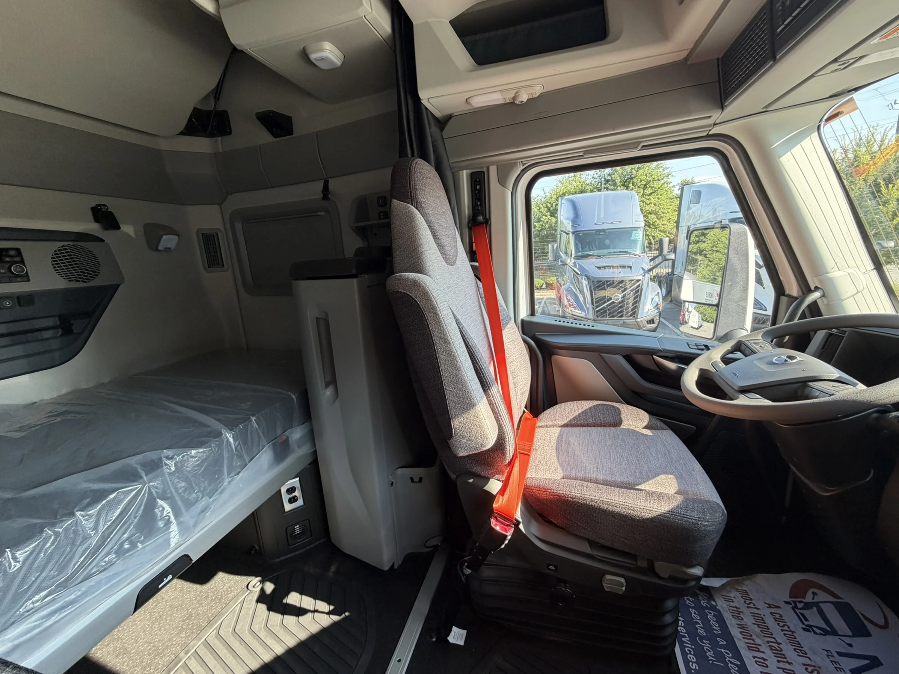 2027 Volvo VNL 660 — photo 9