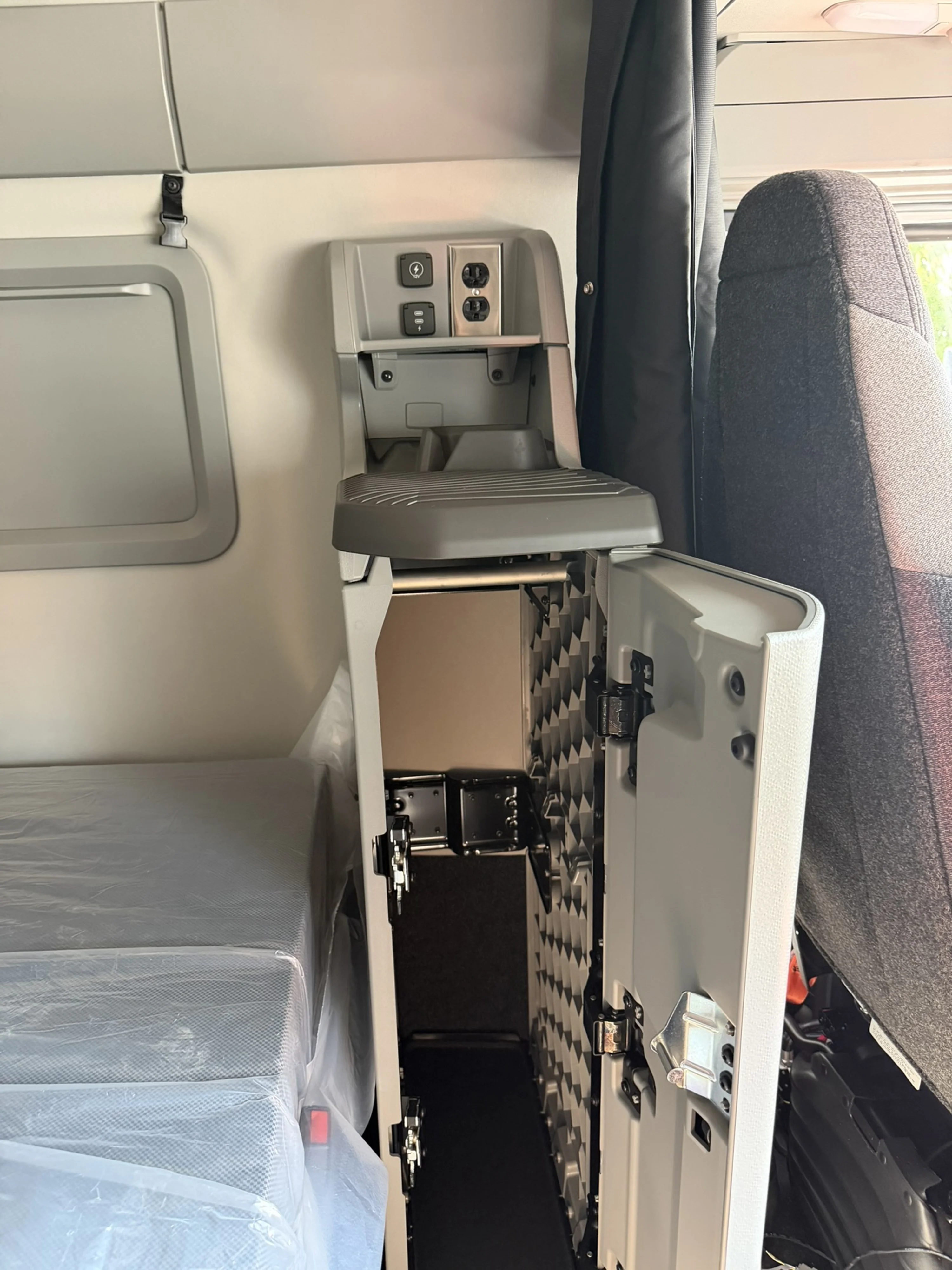 2027 Volvo VNL 660 — photo 14