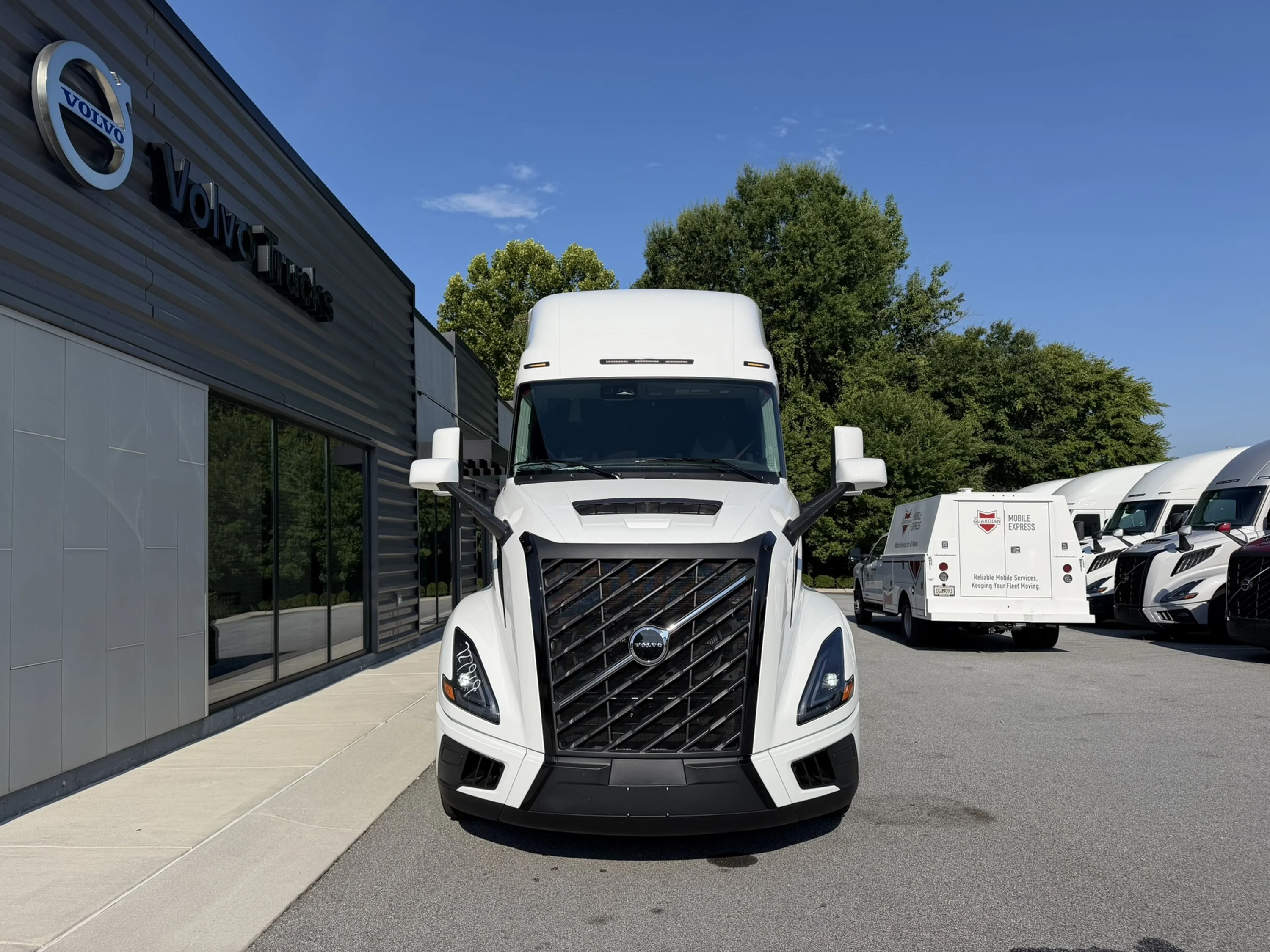 2027 Volvo VNL 660 — photo 2