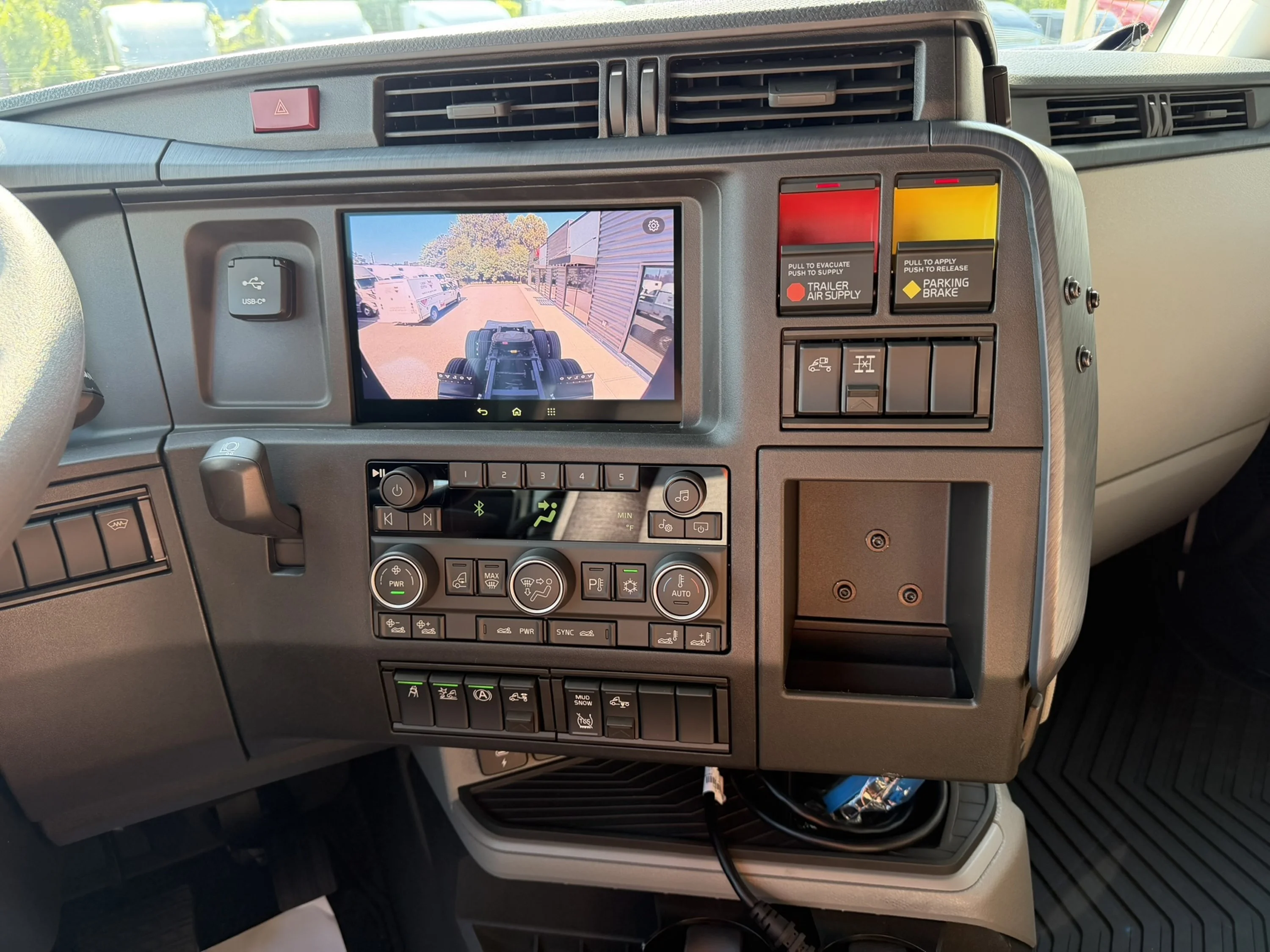 2027 Volvo VNL 660 — photo 7