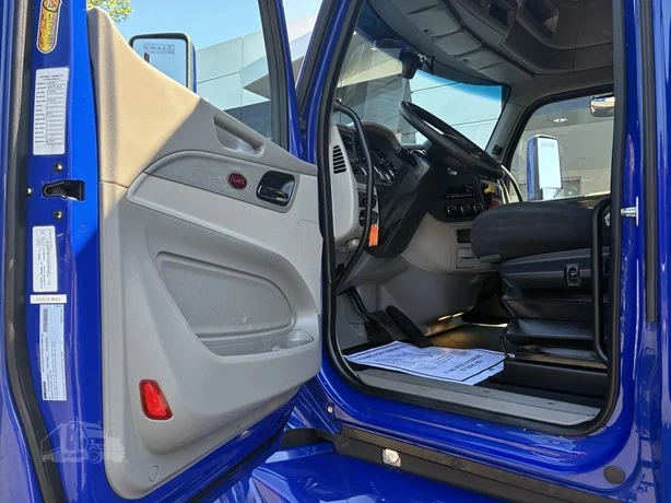 2022 Peterbilt 579 in Portland, OR — photo 17