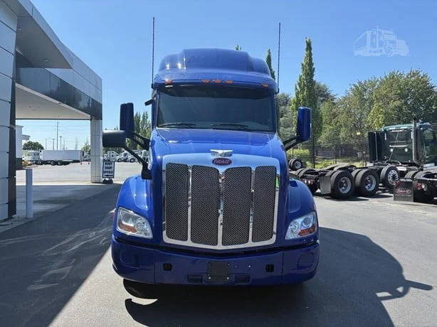 2022 Peterbilt 579 in Portland, OR — photo 2