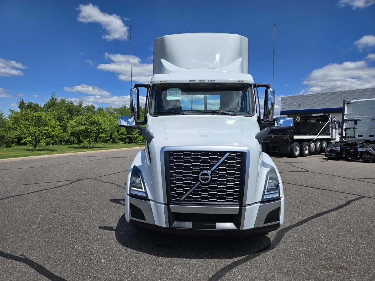 2025 Volvo VNL 300 in Elk River, MN — photo 8